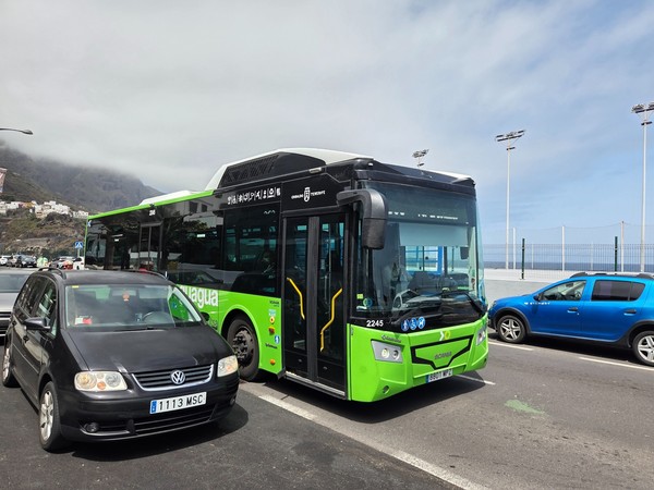 Autobús verde de TITSA detenido en la avenida de Garachico junto al litoral.