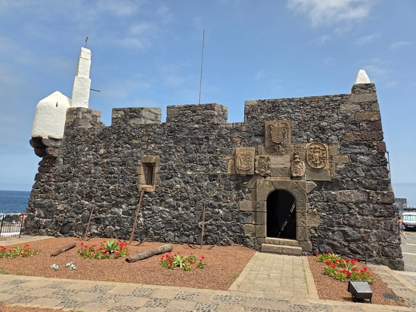 Fachada del Castillo de San Miguel de Garachico construido en piedra volcánica junto al mar.