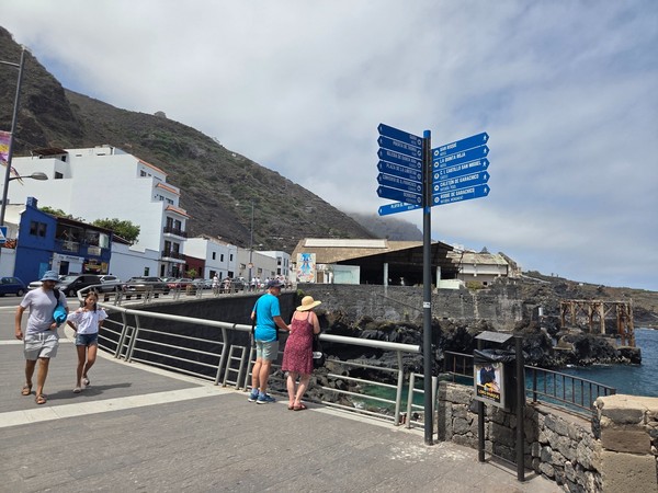 Poste direccional azul en el paseo marítimo que indica varios puntos de interés de Garachico.