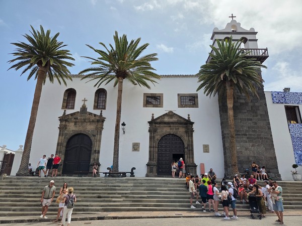 Fachada principal de la Iglesia de Santa Ana con grandes escalinatas y palmeras en Garachico.