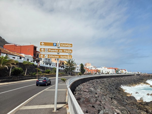 Poste de señales turísticas que dirige al aparcamiento del Caletón, la Puerta de Tierra y la oficina de turismo de Garachico.