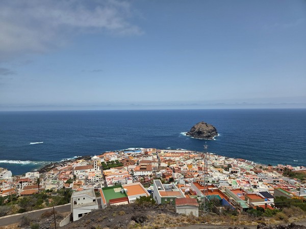 Panorámica de Garachico desde las alturas con el pueblo, la costa norte de Tenerife y el Roque de Garachico en primer plano.