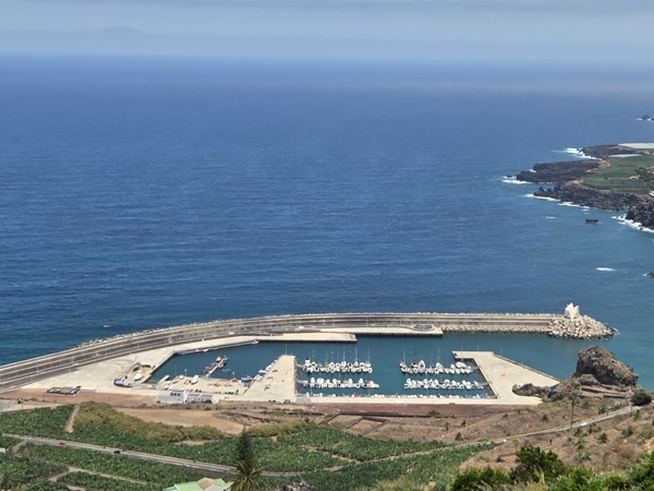 Vista elevada del puerto deportivo de Garachico con diques de abrigo y pantalanes.