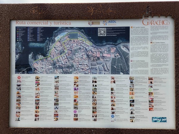 Panel informativo de la ruta comercial y turística de Garachico con mapa del centro y listado de establecimientos.