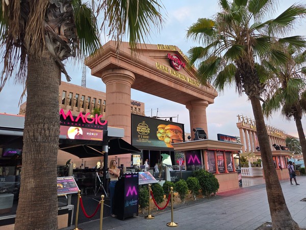 Arco monumental y fachada del Hard Rock Café Tenerife junto a la Pirámide de Arona.