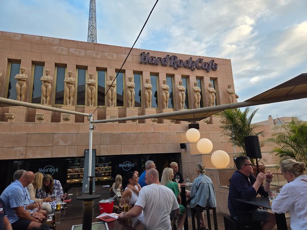 Detalle de la fachada con esculturas clásicas vistas desde la terraza del Hard Rock Café Tenerife.