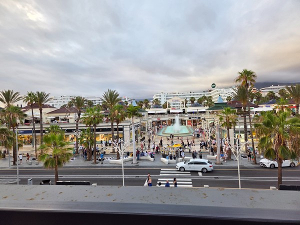 Vista panorámica del centro comercial Safari y la fuente al atardecer desde la terraza del Hard Rock Café Tenerife en Playa de las Américas.