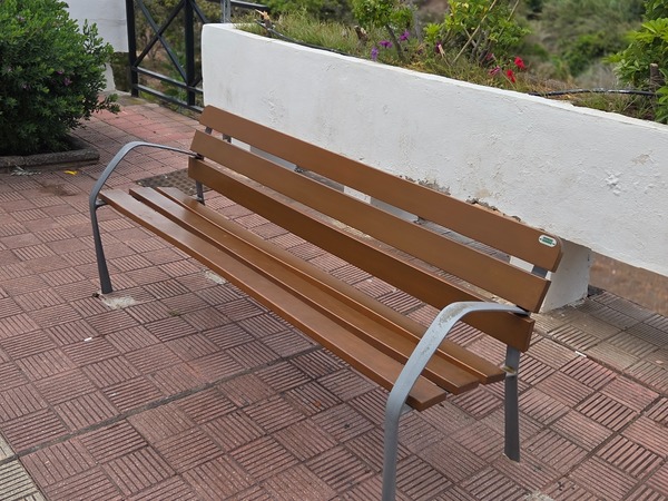 Banco de madera para descansar en una pequeña plaza del pueblo.