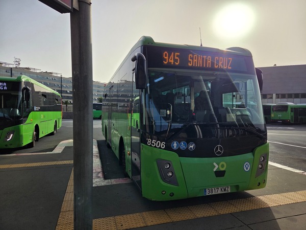 Autobús 945 de TITSA con destino Santa Cruz en la estación.
