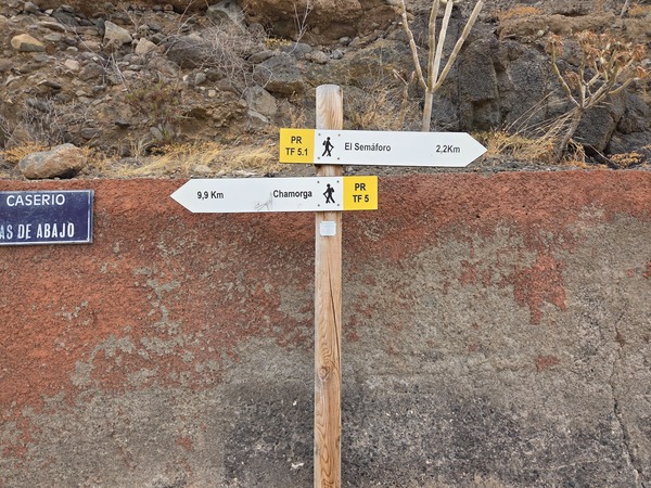 Poste de senderismo con indicaciones a El Semáforo y Chamorga, ruta PR TF-5.1.