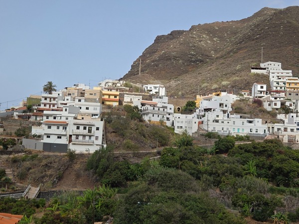 El caserío de Igueste extendido por el barranco, rodeado de huertas y montañas.