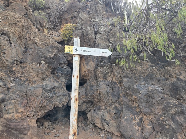 Indicador de sendero que señala El Semáforo a 600 metros en la ladera.