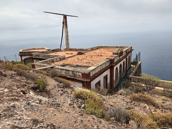 Fachada del antiguo Semáforo de Igueste, edificio histórico sobre el acantilado.