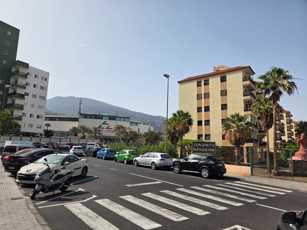 Vista de la zona residencial junto al Conjunto Paraicon y el centro comercial Punta Larga con el monte al fondo.