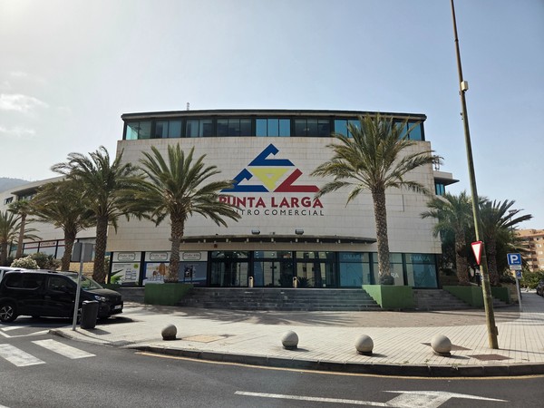 Fachada principal del Centro Comercial Punta Larga en Las Caletillas.