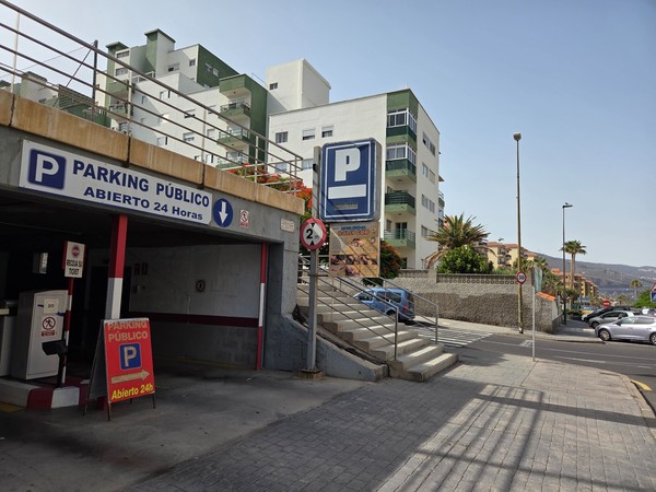 Acceso al parking público abierto 24 horas en Las Caletillas.