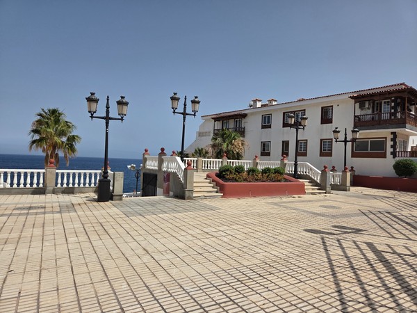 Plaza-mirador con barandillas blancas y vistas al mar en Las Caletillas.
