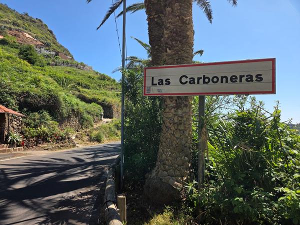 Letrero de bienvenida a Las Carboneras junto a la carretera de entrada.