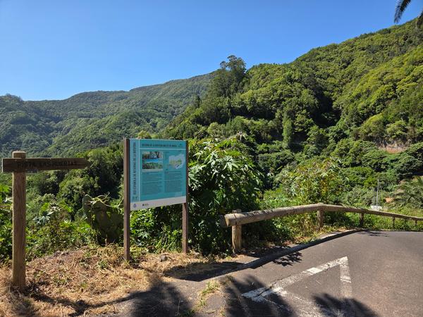Cartel de la Reserva de la Biosfera Macizo de Anaga junto a la pista Las Huertas.