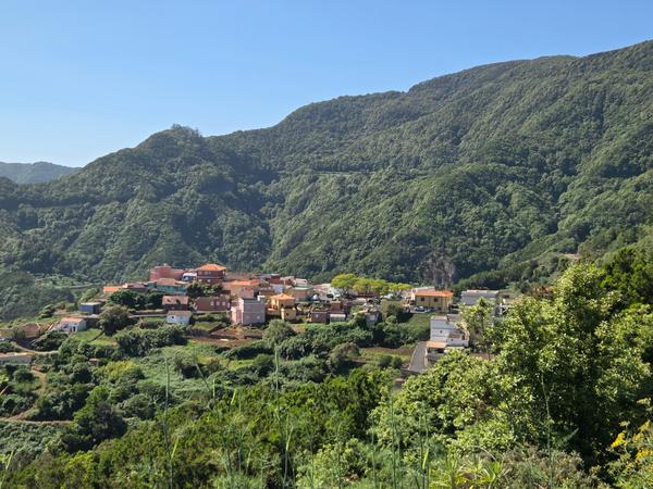 Vista panorámica del caserío de Las Carboneras integrado en la verde ladera del macizo de Anaga.