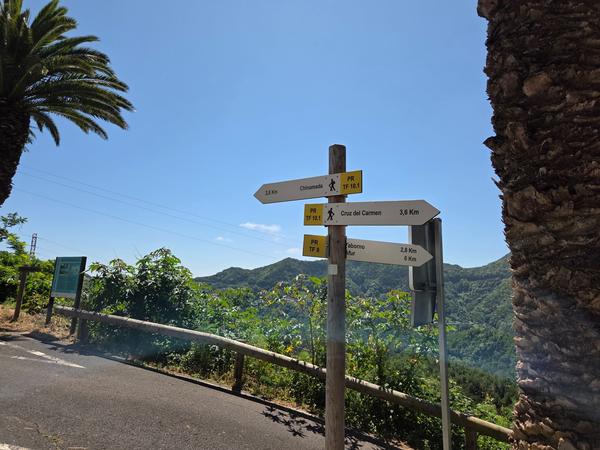 Poste direccional con rutas de senderismo a Chinamada y Cruz del Carmen.