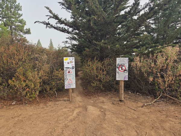 Carteles oficiales de advertencia y 'no pasar' al inicio del sendero de las Ventanas de Güímar.