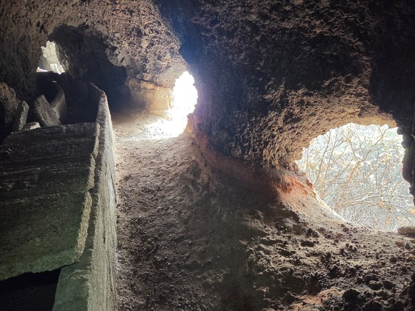 Tramo del túnel con orificios circulares que se abren como ventanas al barranco y al exterior.