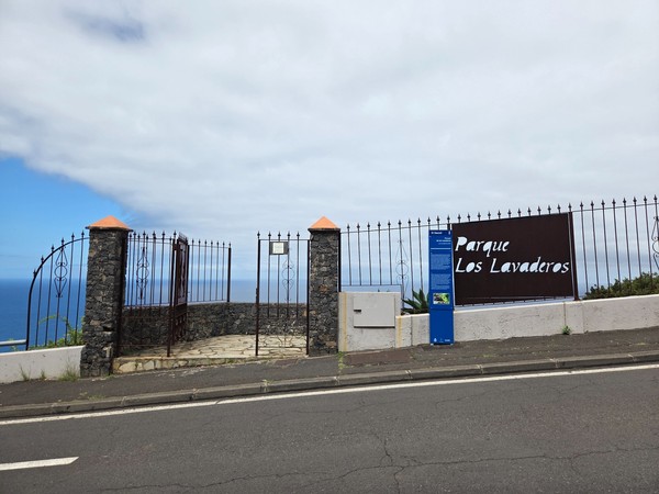 Entrada principal con rótulo de Parque Los Lavaderos sobre el acantilado de El Sauzal.