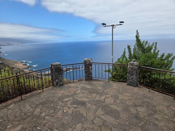 Plataforma mirador con barandillas de piedra y vistas al océano Atlántico en El Sauzal.