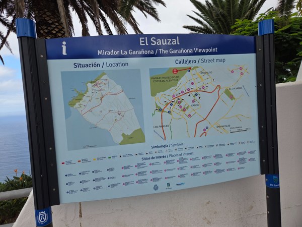 Cartel informativo del Mirador de La Garañona con mapa de El Sauzal, callejero y lugares de interés señalizados.