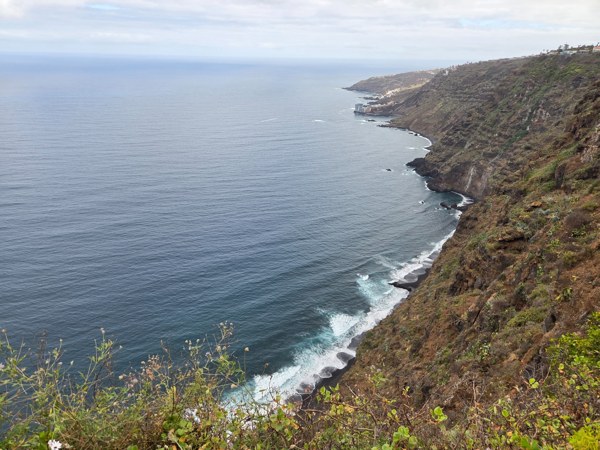 Panorámica desde el Mirador de La Garañona en El Sauzal con los acantilados del norte de Tenerife y el Atlántico al fondo.