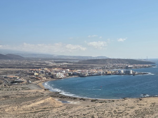 El Médano y su bahía vistos desde las alturas de Montaña Roja.