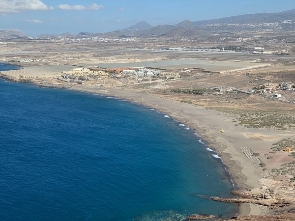 Playa de La Tejita y costa sur de Tenerife desde Montaña Roja.
