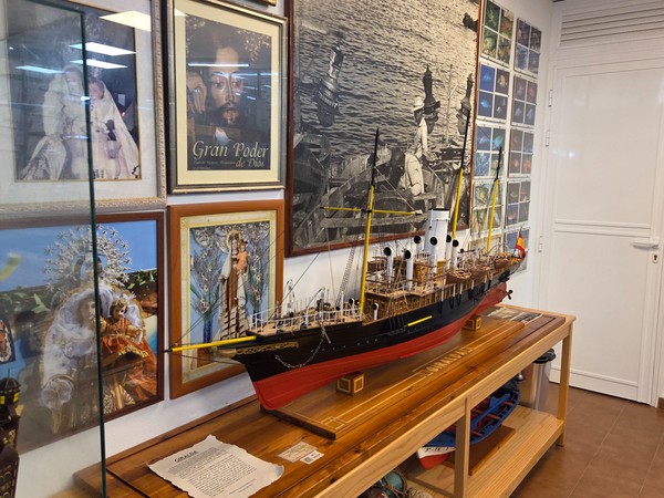 Maquetas de pesqueros como el TEIDE y un galeón de varios puentes en estanterías de madera.