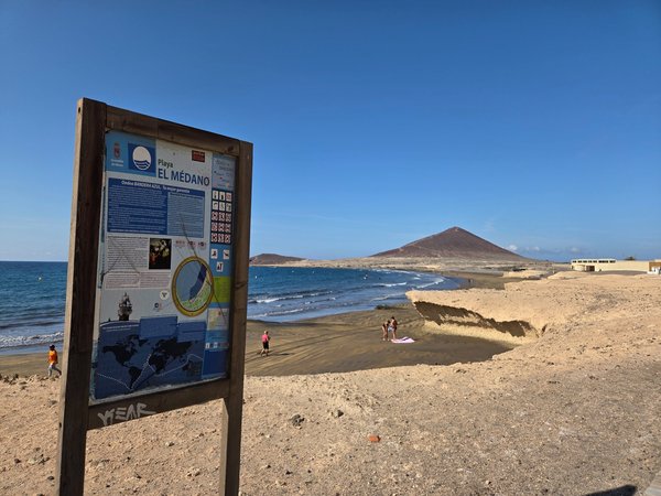 Cartel informativo de la Playa El Médano con distintivo Bandera Azul.