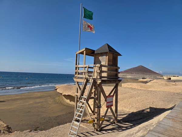 Torre de salvamento con banderas de seguridad en Playa El Médano.