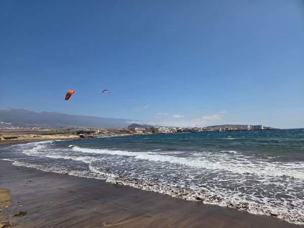 Cometas de kitesurf sobre el océano Atlántico frente al pueblo de El Médano.