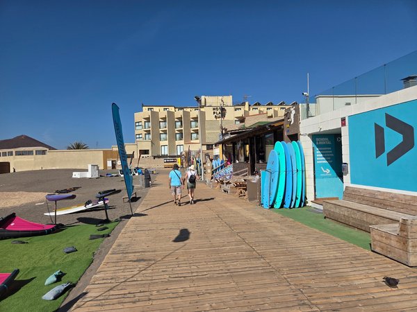 Tiendas y escuelas de surf y kitesurf a pie de playa en El Médano.