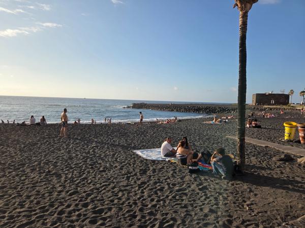Ambiente relajado de bañistas durante el atardecer en Playa Jardín.