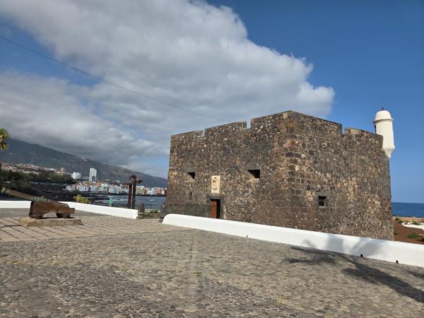 El Castillo San Felipe se alza sobre la costa junto a Playa Jardín.