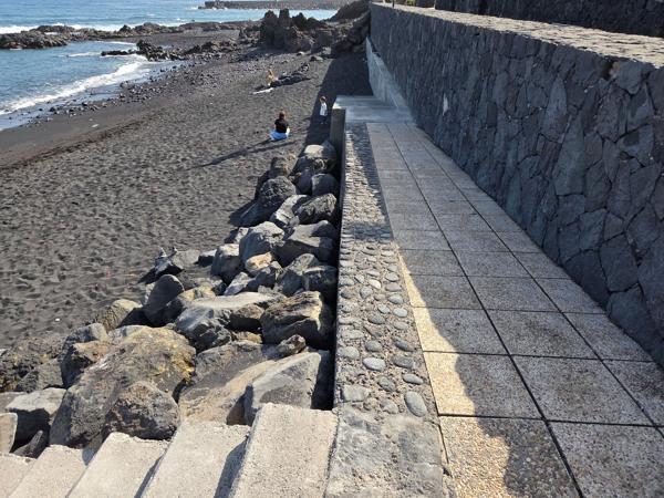 Escaleras y pasarela de acceso peatonal a la zona del Charcón, Playa Jardín.