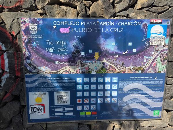 Panel informativo del Complejo Playa Jardín-Charcón con normas y servicios.