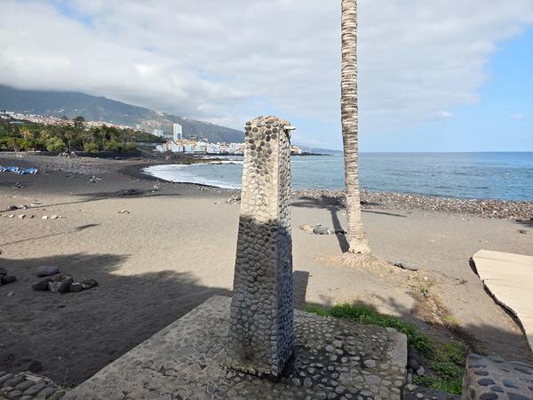 Ducha de piedra vista con panorámica de Playa Jardín y el océano.