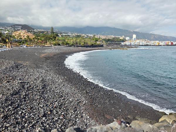 Vista panorámica de Playa Jardín con Puerto de la Cruz y el valle de La Orotava al fondo.