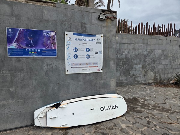 Carteles informativos de Playa Martiánez con normas de uso y mapa de la playa.