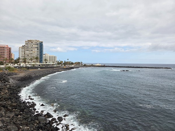 Vista panorámica de la bahía de Playa Martiánez y los edificios costeros desde el rompeolas.