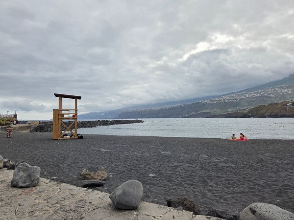 Torre de vigilancia de madera en la arena negra con vistas al valle de La Orotava.
