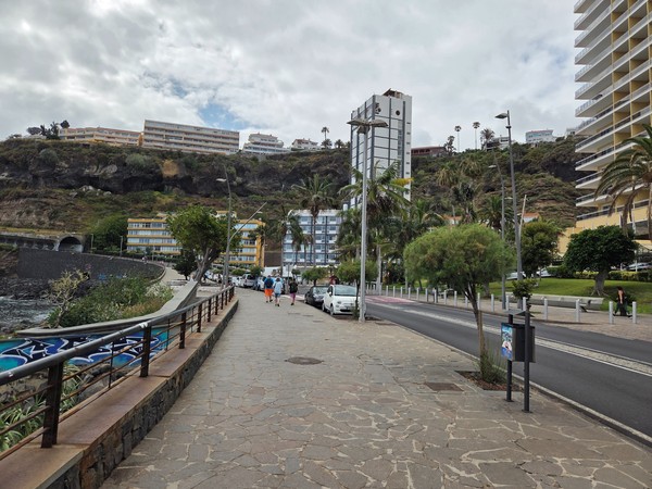 Sendero costero peatonal que conecta Playa Martiánez con el túnel costero.