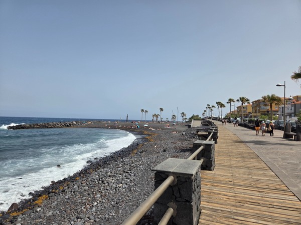 Tramo del paseo marítimo de Punta Larga con tarima de madera y mar de fondo en Candelaria.