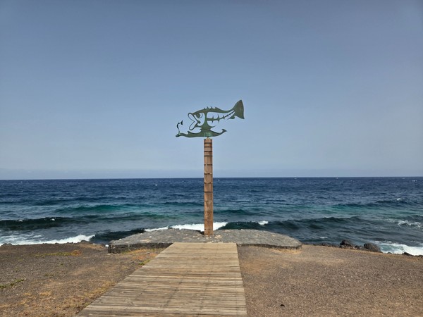 Escultura del pez sobre poste en el extremo del paseo de Punta Larga mirando al Atlántico.
